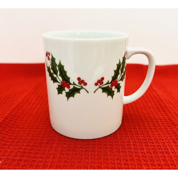 Vintage Christmas Holly Fine Porcelain Mug Made In Japan - Picture 1 of 6